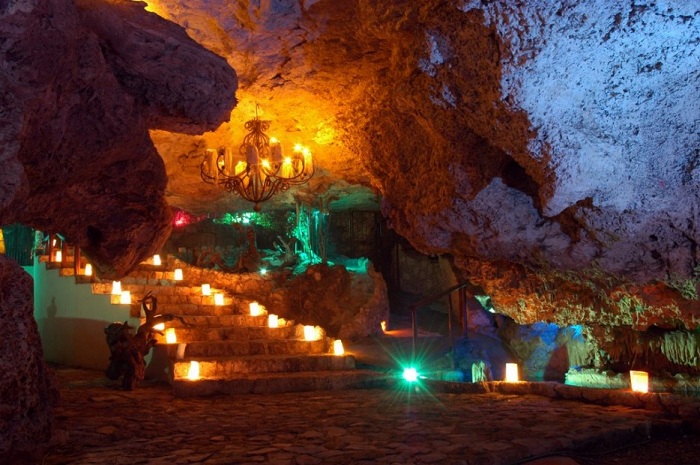 Настоящий «пещерный» бар, расположенный в Мексике.