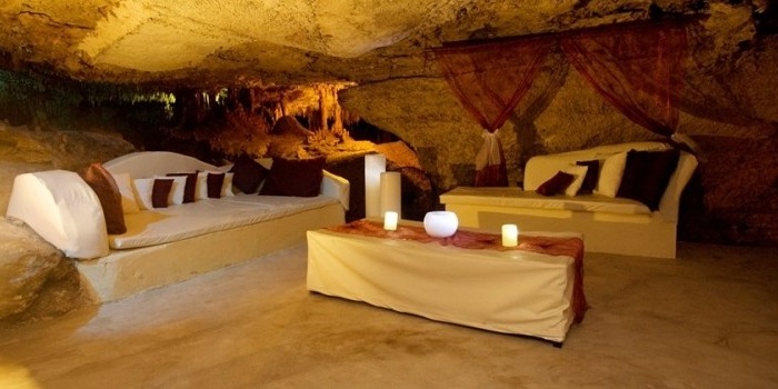 Alux Caverna Lounge - бар с каменными сводами.