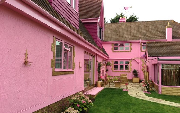 Розовый особняк в английском графстве Эссекс.