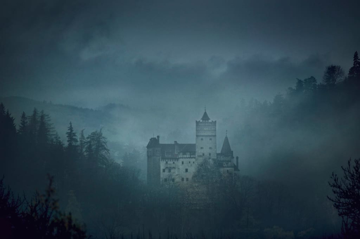 Замок Бран - знаменитый замок Дракулы в Трансильвании.