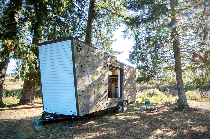 Tiny Adventure Home - мобильный домик со скалодромом на фасаде.