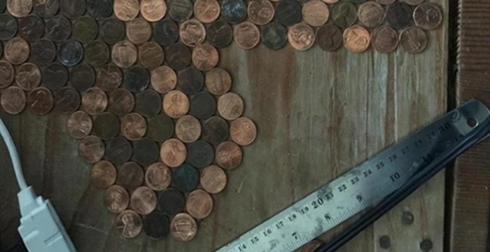Пол из 1-центовых монет.