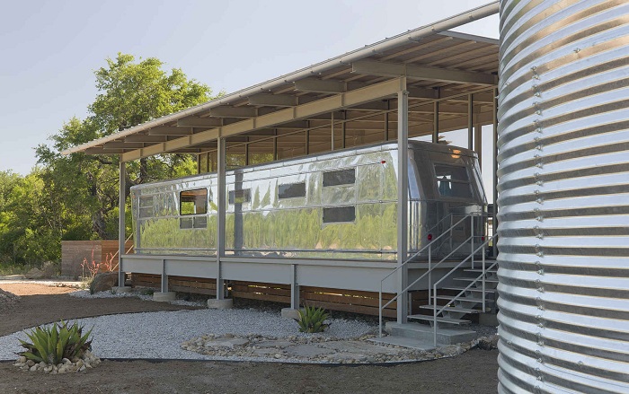 Locomotive Ranch Trailer Home - жилье из алюминиевого трейлера.
