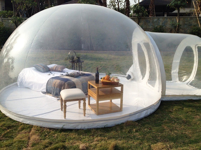 Надувная палатка, которую можно установить в саду.