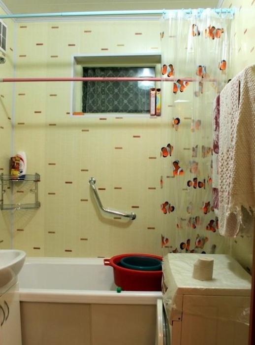 Чтобы люди не страдали клаустрофобией, из ванных комнат делали окошки.