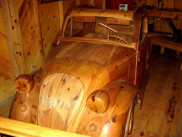 Деревянный автомобиль в музее Ripley's.