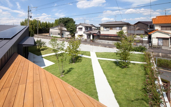 Дом с небольшим зеленым участком (Япония).