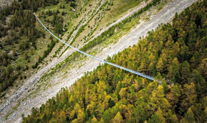 В Швейцарских Альпах открылся самый длинный в мире пешеходный подвесной мост.