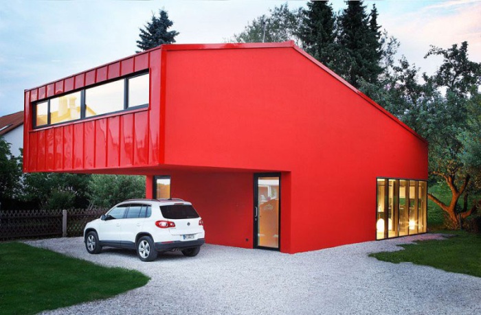 House V - дом с красным фасадом, расположенный в окрестностях Мюнхена.