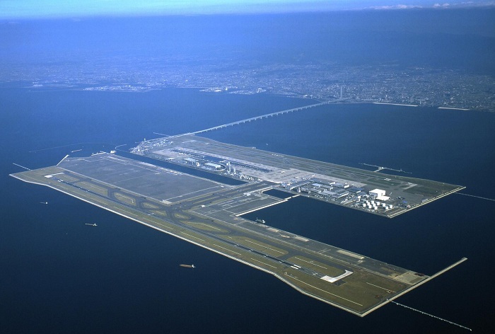Аэропорт Кансай построен прямо в заливе.