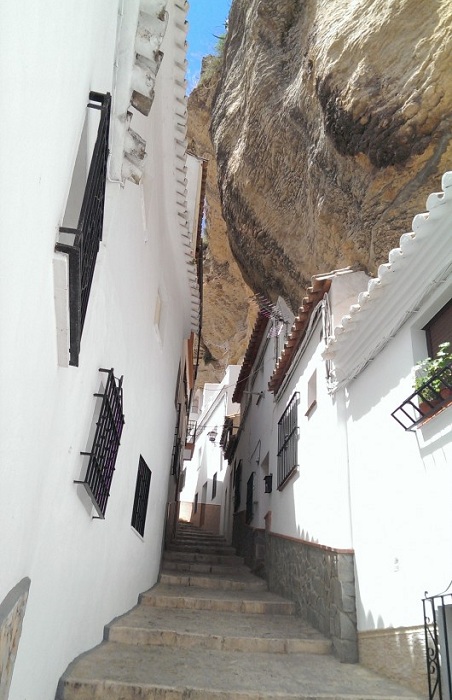 Улица в испанском городе Сетениль-де-лас-Бодегас.