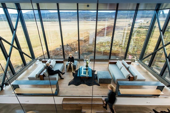 Northern Lights Bar - бар с панорамным видом на природу Исландии.