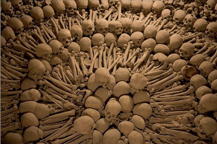 Монастырь святого Франциска. Человеческие кости, выложенные кругами в катакомбах под монастырем.