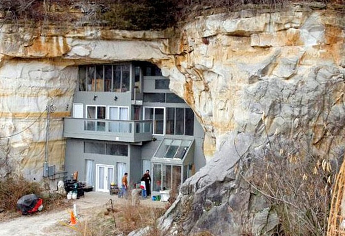 Отель в природных пещерах.