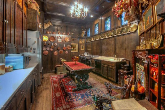 Кухня, выполненная в старинном стиле.