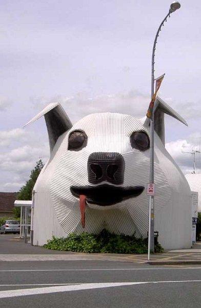Sheepdog house. Здание-собака.