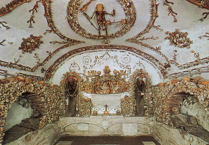 Декор, выполненный из 4000 умерших монахов капуцинов.