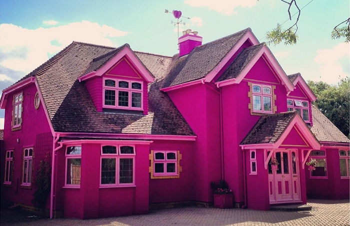 Eaton House - ярко-розовый особняк.