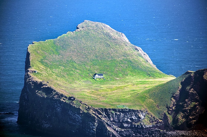 Домик на исландском острове Elliday.