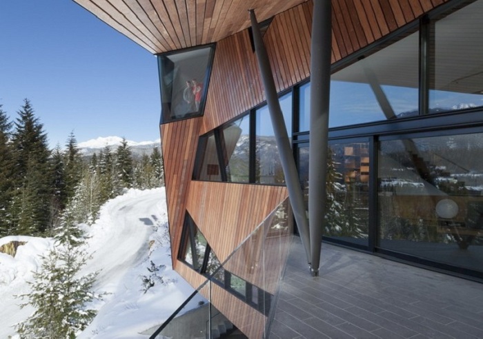 Асимметричный жилой дом, расположенный в долине Whistler (Канада).