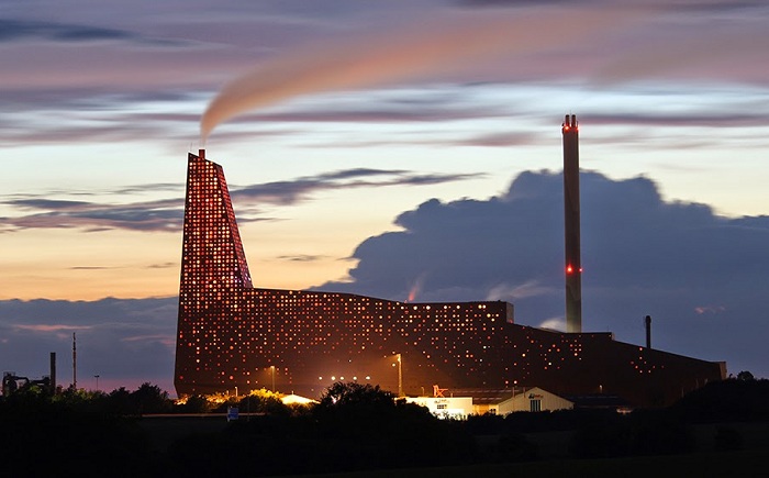 Вид на здание мусороперерабатывающего завода в Дании.