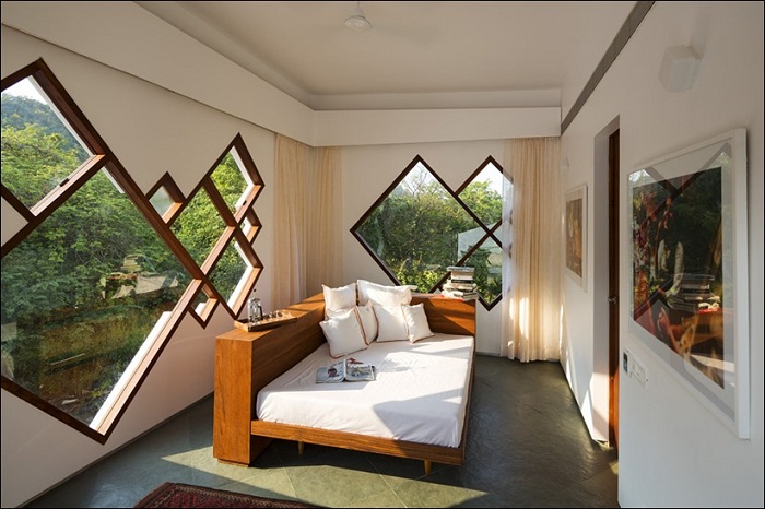 Спальня с асимметричными окнами.