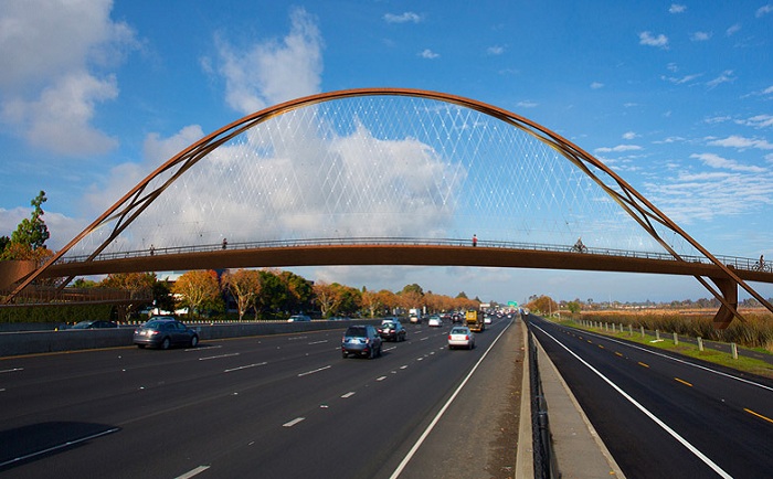 Мост для велосипедистов будет построен над 14-полосной автострадой.