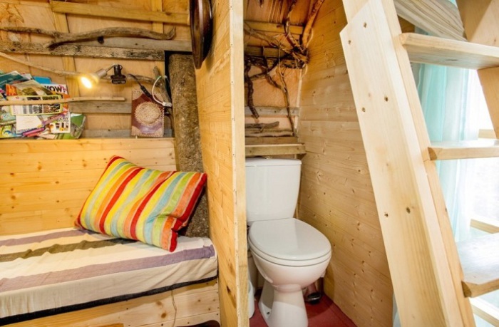 Tree Sparrow House. Компостный туалет в домике на дереве.