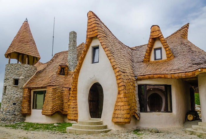 Оригинальный отель в Румынии в виде сказочных домиков.