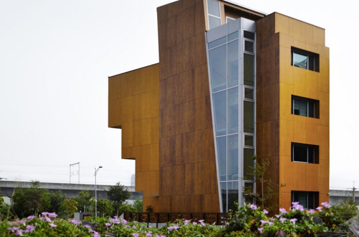 Здание, построенное из экологически чистых материалов.