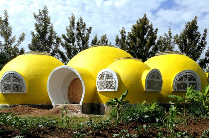 Яркий купольный домик в Кении.