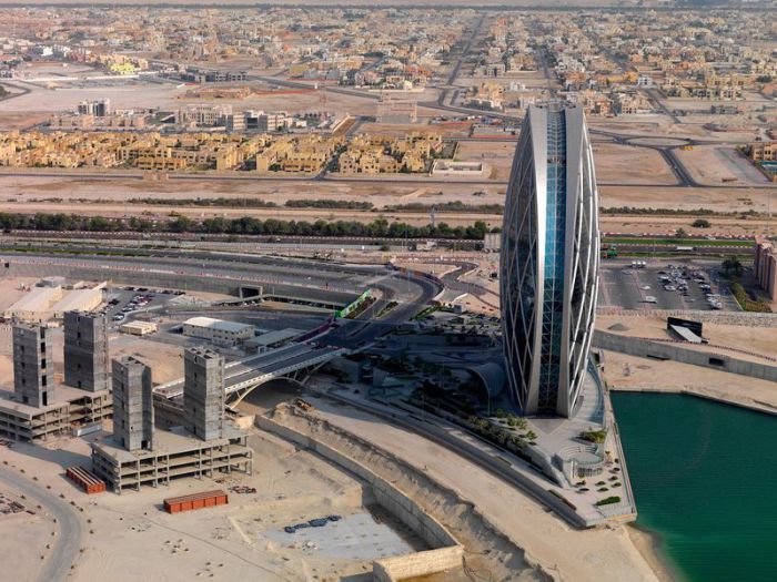 Al Dar - футуристическое здание на берегу Персидского залива.