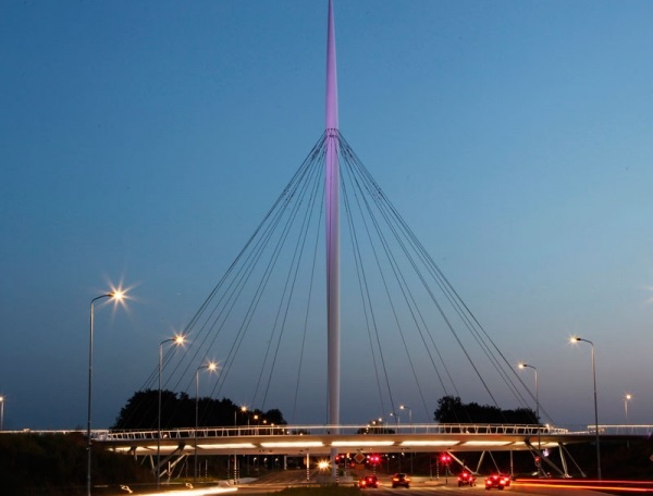 Мост для велосипедистов Hovenring в Голландии.