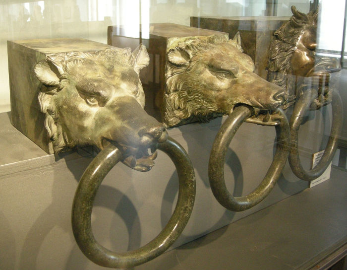 Бронзовые скульптурные головы, найденные на кораблях озера Неми. Фото: commons.wikimedia.org.