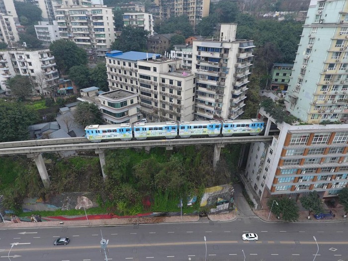 В китайском городе Чунцин поезда ходят сквозь жилой дом.