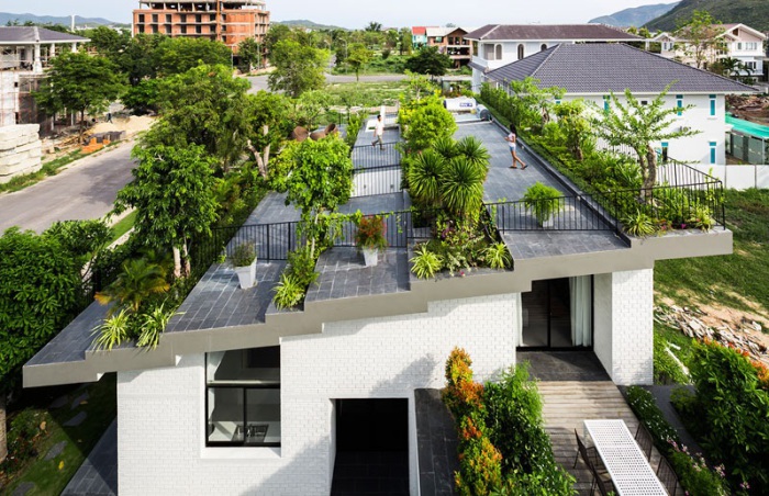 Дом с растениями на крыше.