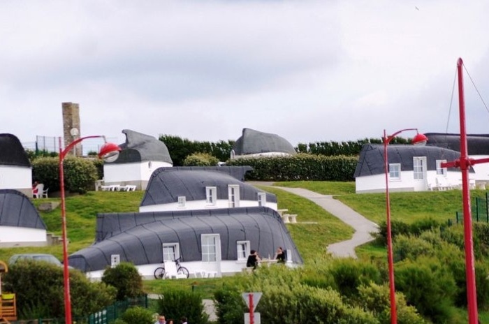 Деревня Экиан с домами, у которых вместо крыши перевернутые лодки.