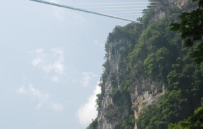 Стеклянный мост на высоте 370 метров.
