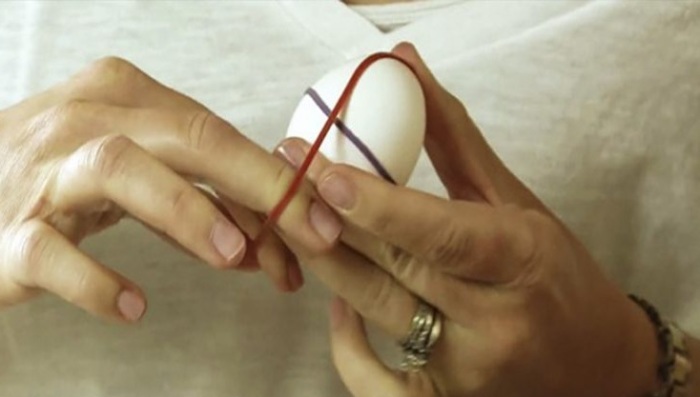 Как сделать пасхальные яйца с оригинальным рисунком. | Фото: smootrim.ru.