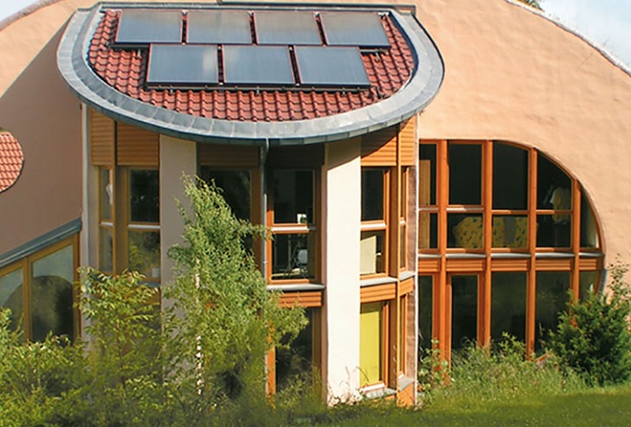 Солнечные батареи на крыше дома - альтернативный источник получения энергии.