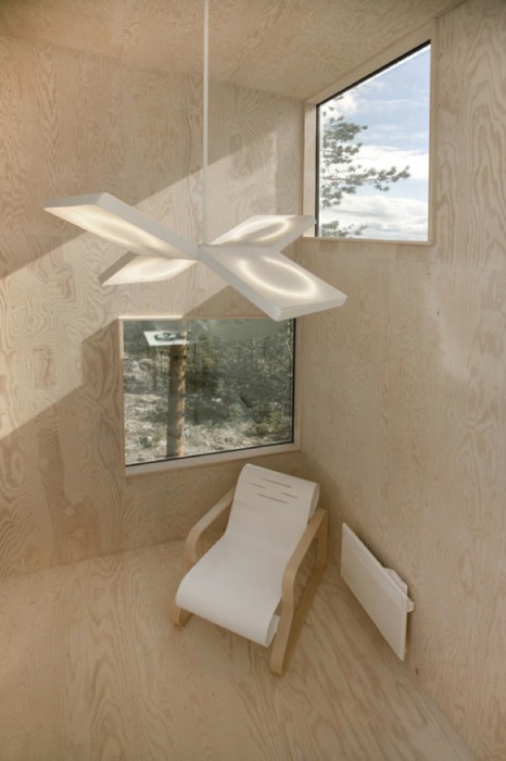 The Mirrorcube. Обшивка стен выполнена из натурального дерева.