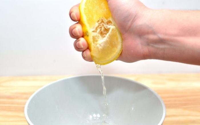 Лимонный сок добавит пикантности блюду.