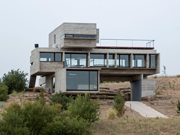 Casa Golf - дом с геометрическими объемами.