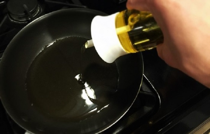 На сковороду налить масло.
