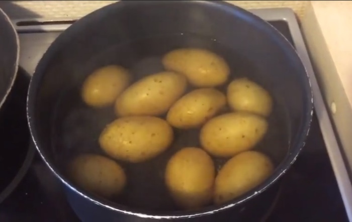 Картофель отварить в мундирах.