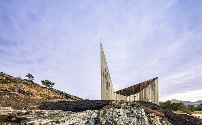 Community Church of Knarvik. Церковь на холме.