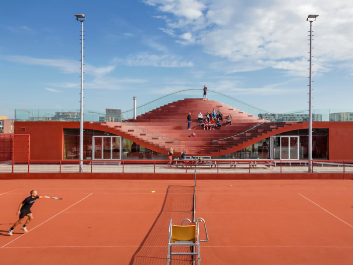 Tennish Club Ijburg - теннисный клуб с оригинальной трибуной.