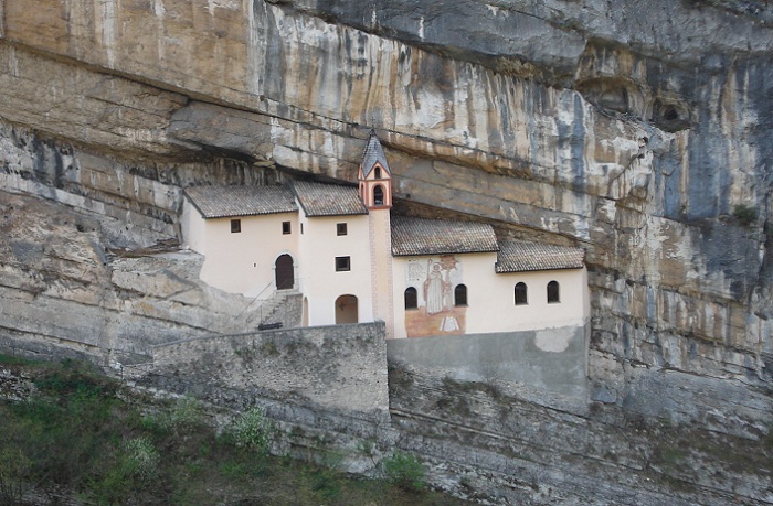 Eremo di San Colombano - церковь в скале (Италия).
