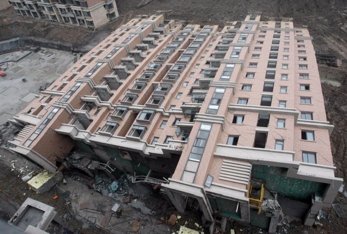 Из-за нарушения норм строительства рухнула многоэтажка.