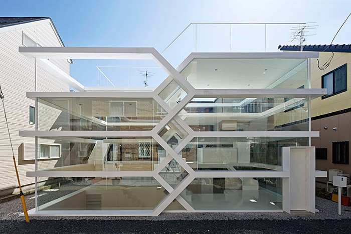 S-House - стеклянный прозрачный дом.